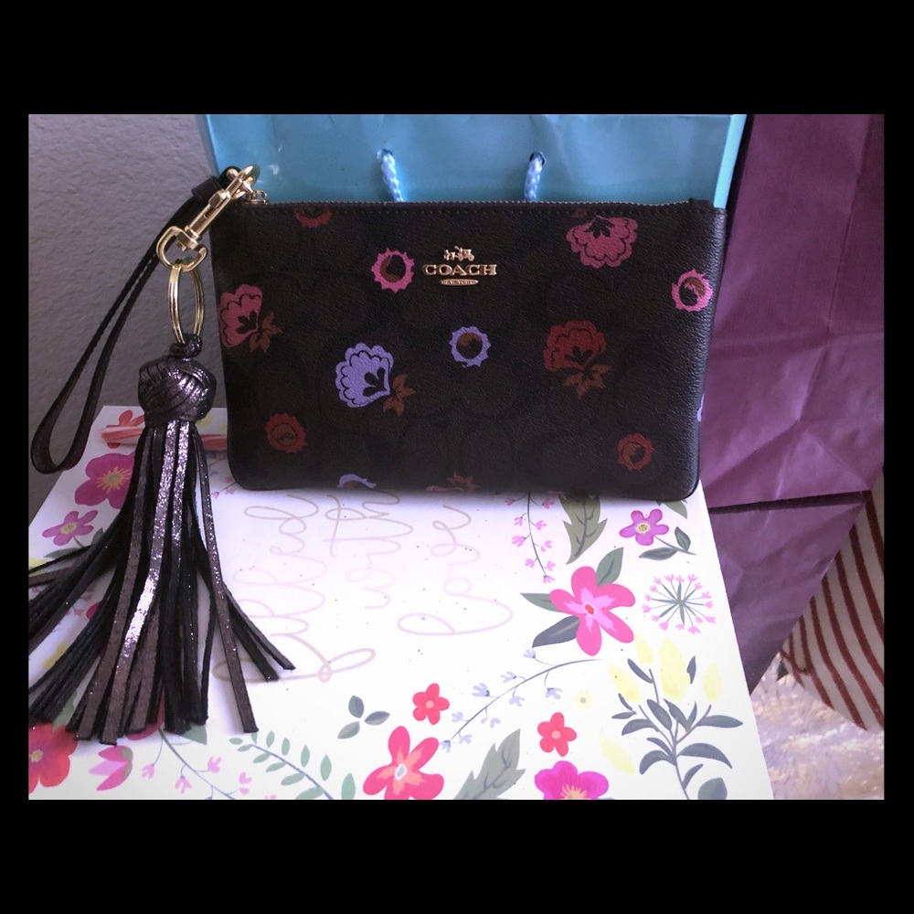 Coach pochette . Dark brown (7.5 x 4 in.)